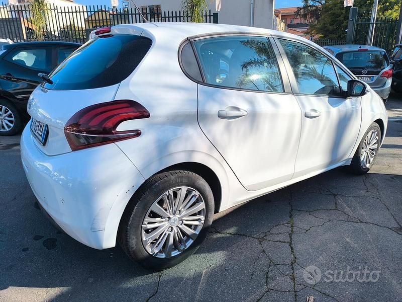 Usata Peugeot 208 Active 101 CV (74 kW) 2018 Bianco Utilitaria