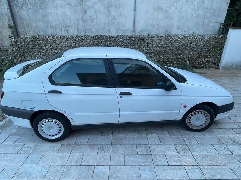 Bianco Usata 1997 Alfa Romeo 146 Due volumi | 1500 € (Buon prezzo) - Immagine 1/4