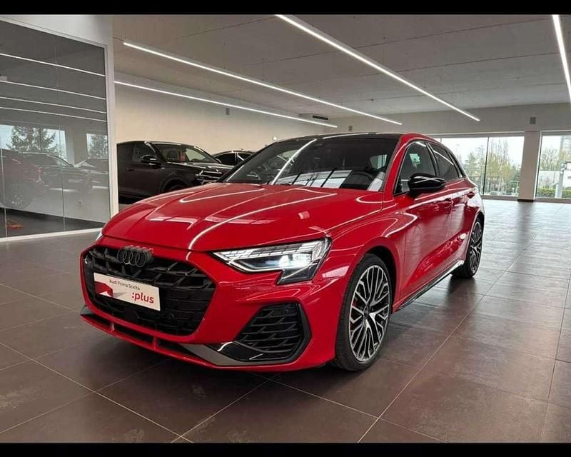Rosso Nuova 2025 Audi S3 Sport Tre volumi | 58.400 € (Cara) - Immagine 1/4