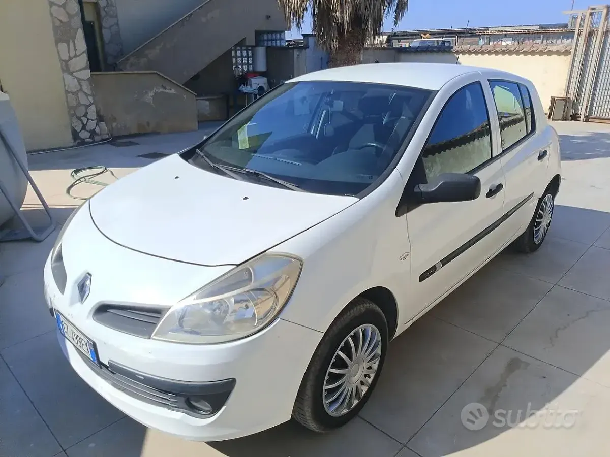 Usata Renault Clio II 68 CV (50 kW) 2006 Bianco Berlina
