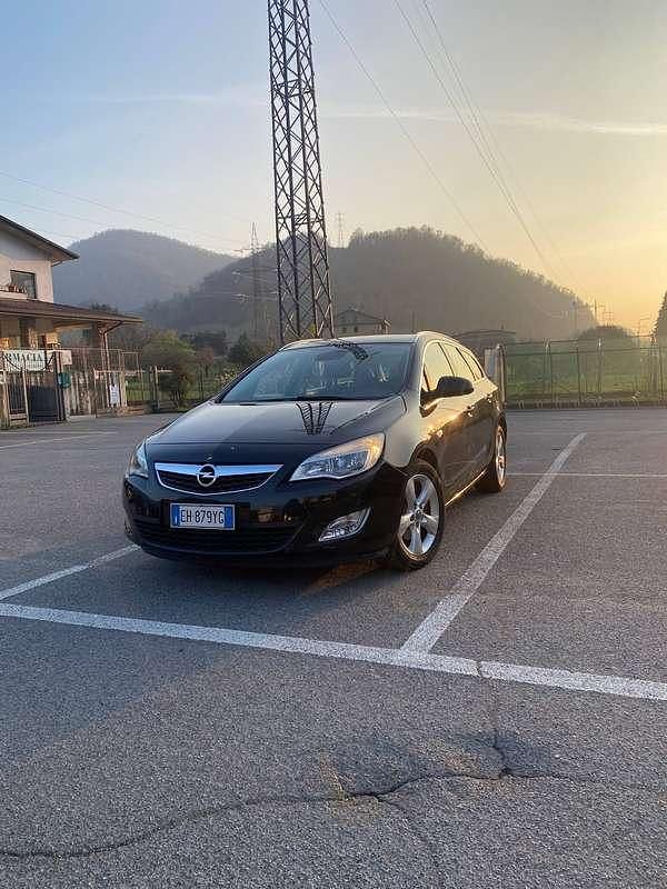 Usata Opel Astra Cosmo 125 CV (91 kW) 2011 Nero Station wagon
