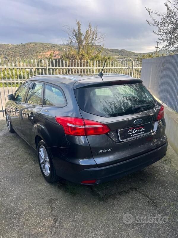 Usata Ford Focus 120 CV (88 kW) 2019 Grigio Station wagon