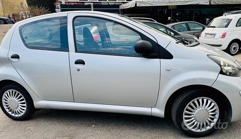 Usata Toyota Aygo 67 CV (49 kW) 2007 Grigio Utilitaria