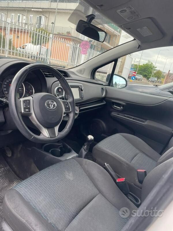 Usata Toyota Yaris 69 CV (50 kW) 2012 Bianco Utilitaria