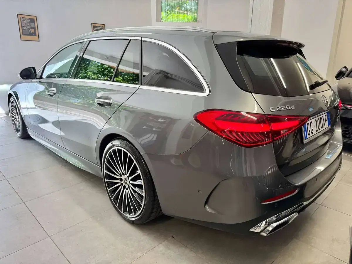 Usata Mercedes C220 AMG Line Premium Plus 200 CV (147 kW) 2022 Selenite silver Station wagon