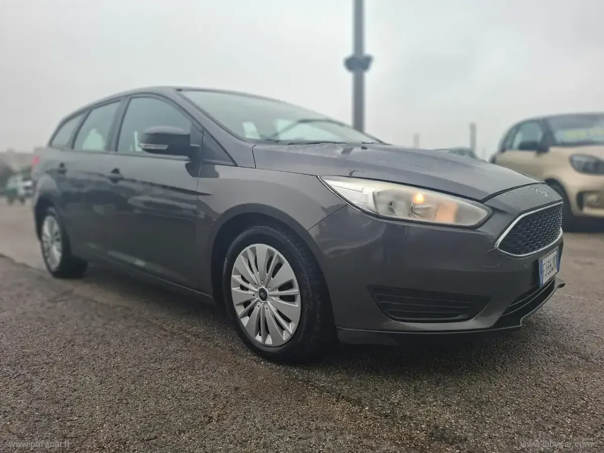Usata Ford Focus S 95 CV (69 kW) 2017 Gray Station wagon