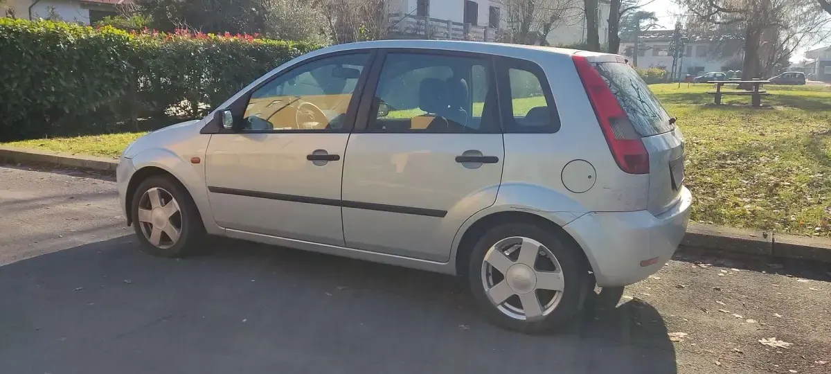 Usata Ford Fiesta Ghia 73 CV (53 kW) 2003 Utilitaria