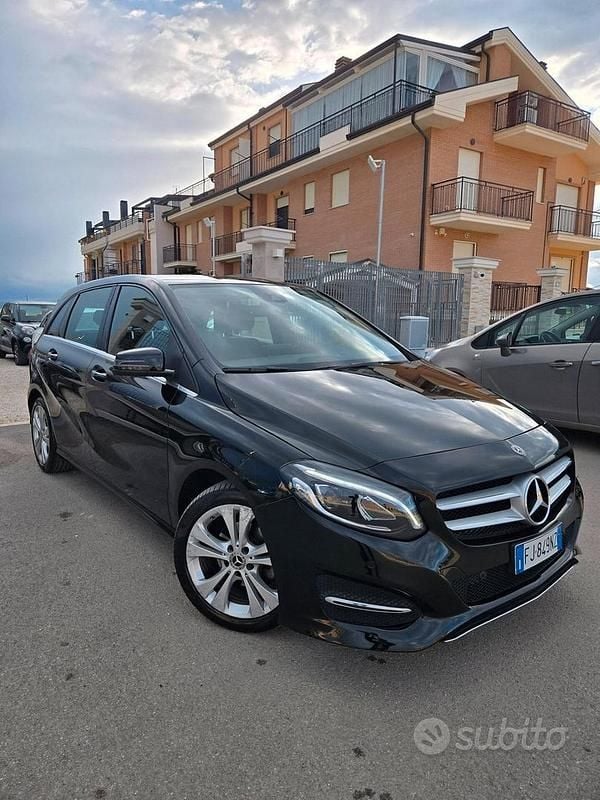 Käytetty Mercedes B180 Premium 109 HP (80 kW) 2017 Musta Tila-auto