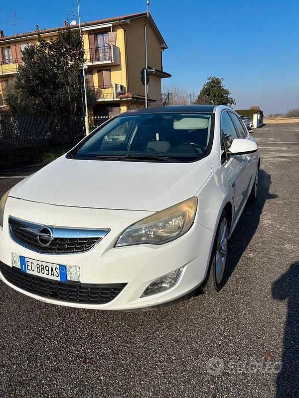 Bianco Usata 2010 Opel Astra Cosmo Tre volumi | 2450 € (Super prezzo) - Immagine 1/4