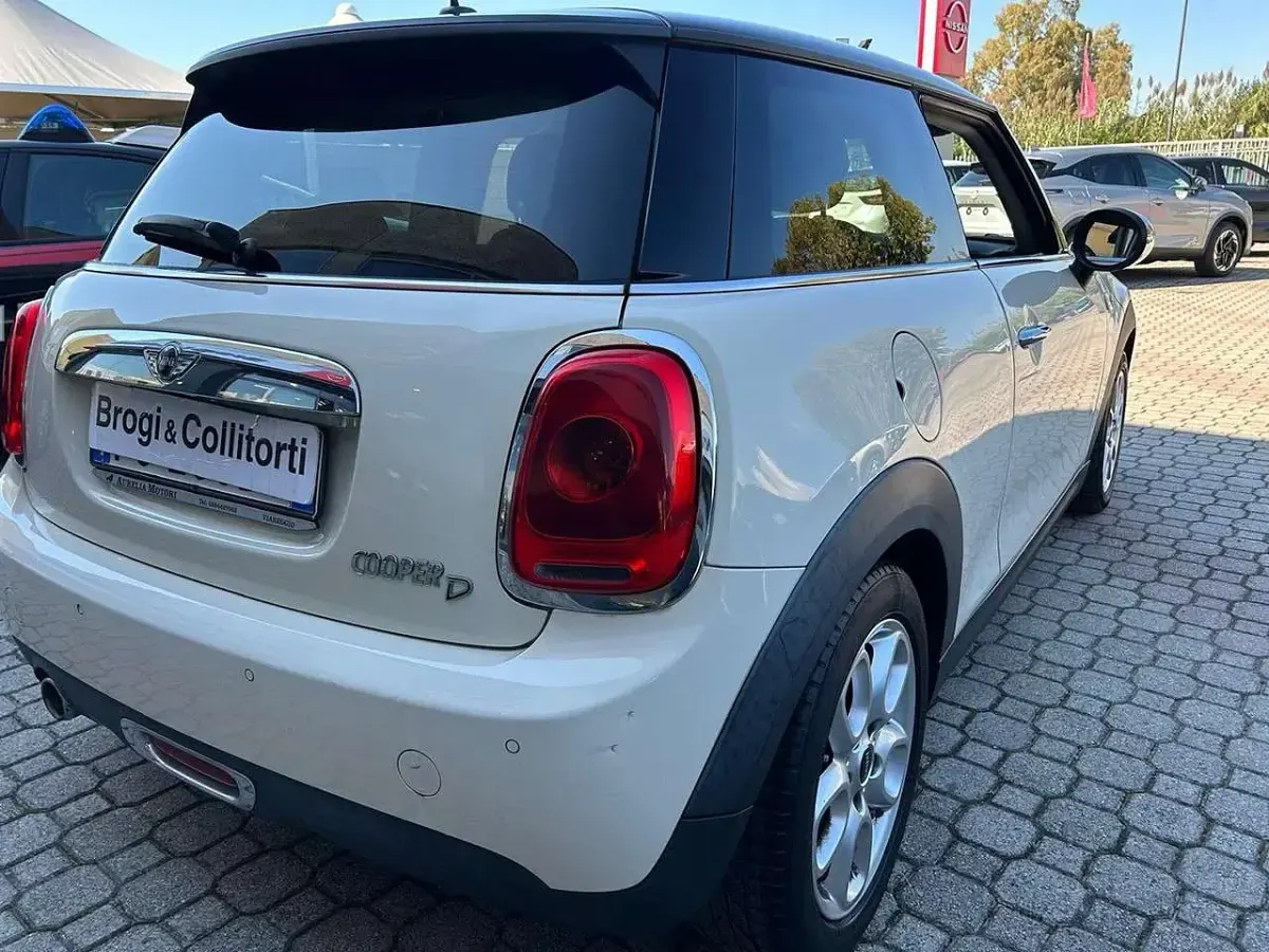 Usata Mini Cooper D 116 CV (85 kW) 2015 Beige Utilitaria