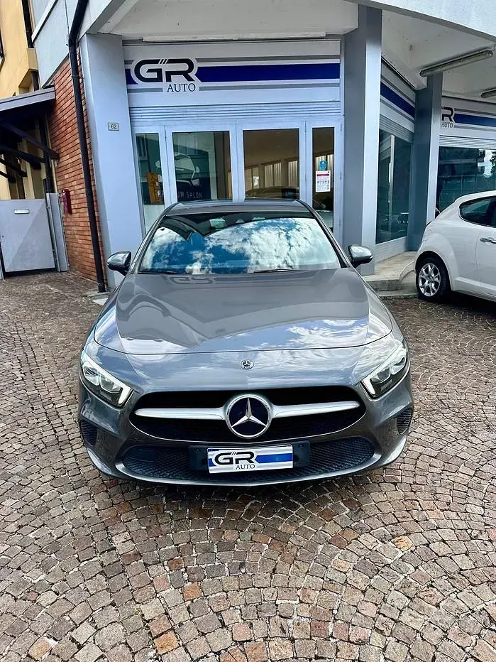 Usata Mercedes A180 116 CV (85 kW) 2019 Grigio Berlina