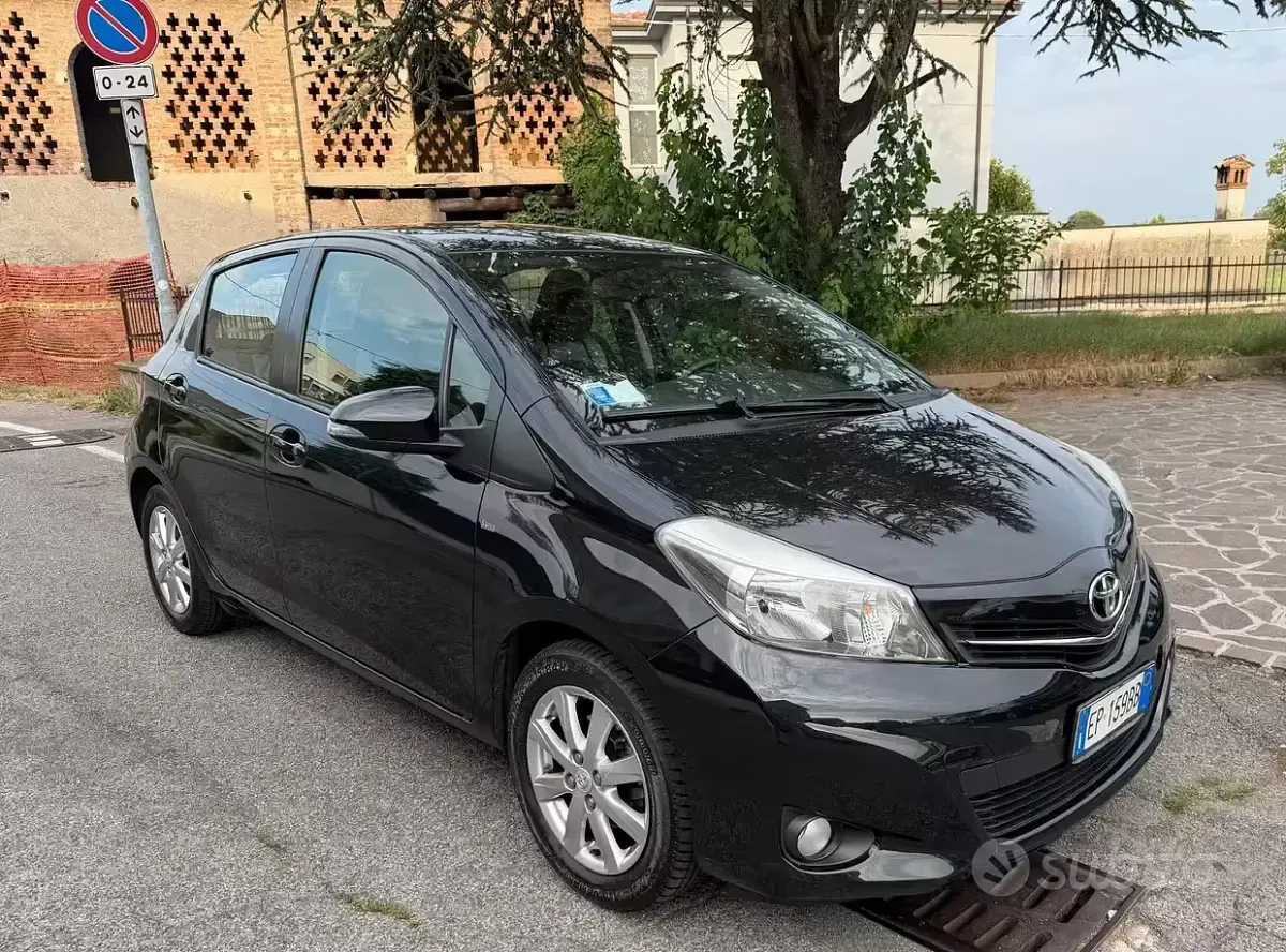 Usata Toyota Yaris Active 99 CV (72 kW) 2012 Nero Utilitaria