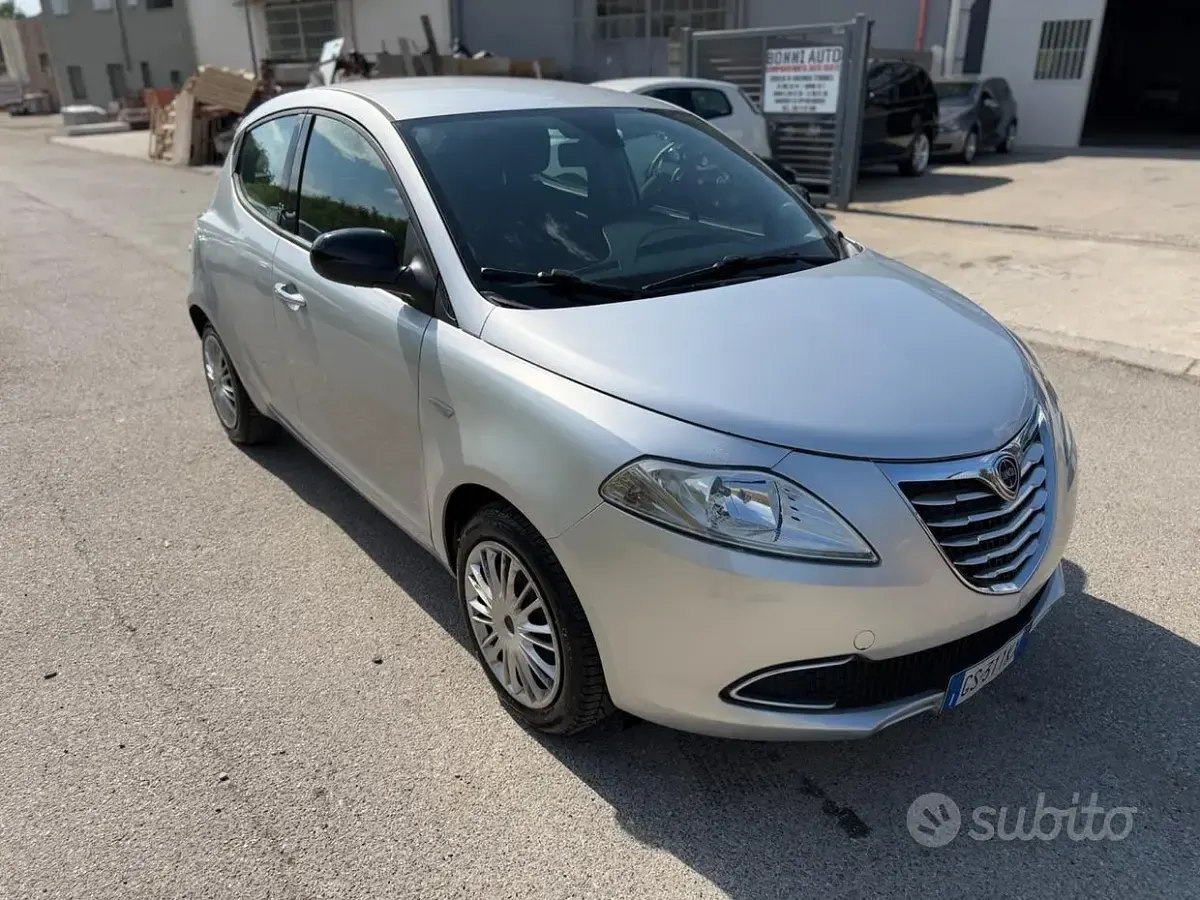 Usata Lancia Ypsilon Silver 85 CV (62 kW) 2014 Grigio Utilitaria