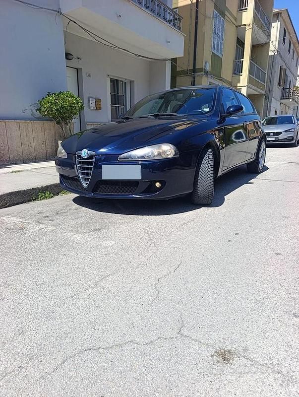 Usata Alfa Romeo 147 120 CV (88 kW) 2008 Blu Utilitaria