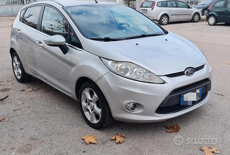 Usata Ford Fiesta 70 CV (51 kW) 2013 Grigio Utilitaria