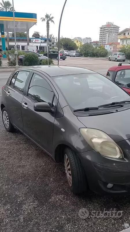 Begagnad Toyota Yaris 100 HK (73 kW) 2010 Grå Halvkombi