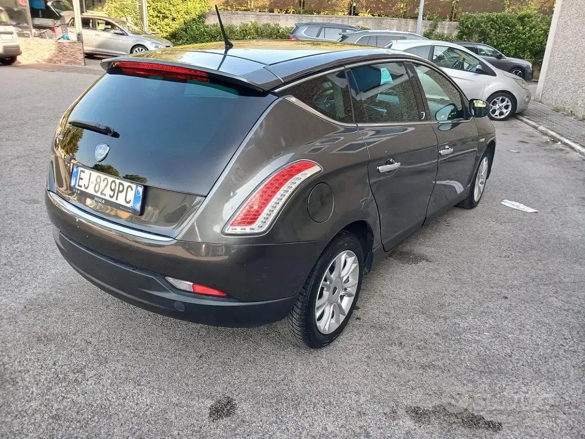 Usata Lancia Delta 120 CV (88 kW) 2011 Utilitaria