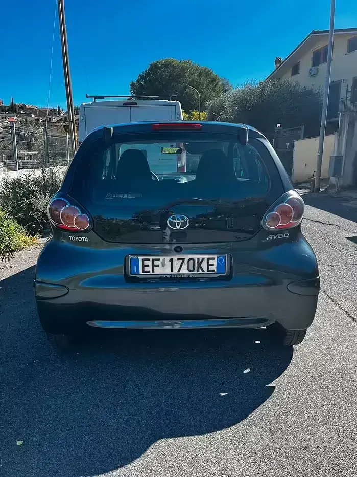 Usata Toyota Aygo 68 CV (50 kW) 2011 Grigio Utilitaria
