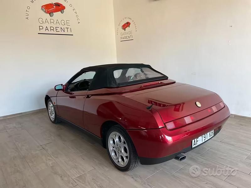 Usata Alfa Romeo Spider 150 CV (110 kW) 1996 Rosso Cabrio