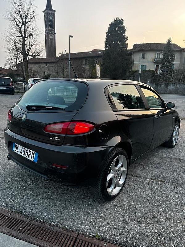 Usata Alfa Romeo 147 120 CV (88 kW) 2006 Nero Utilitaria