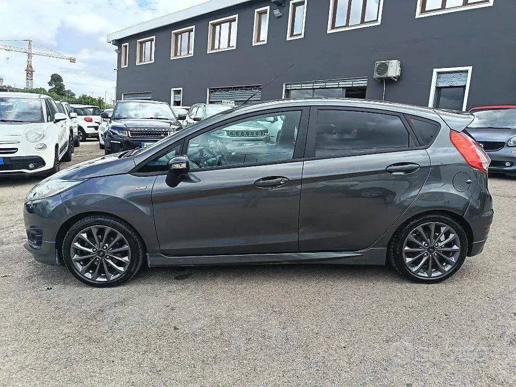 Usata Ford Fiesta ST-Line 75 CV (55 kW) 2017 Grigio Utilitaria