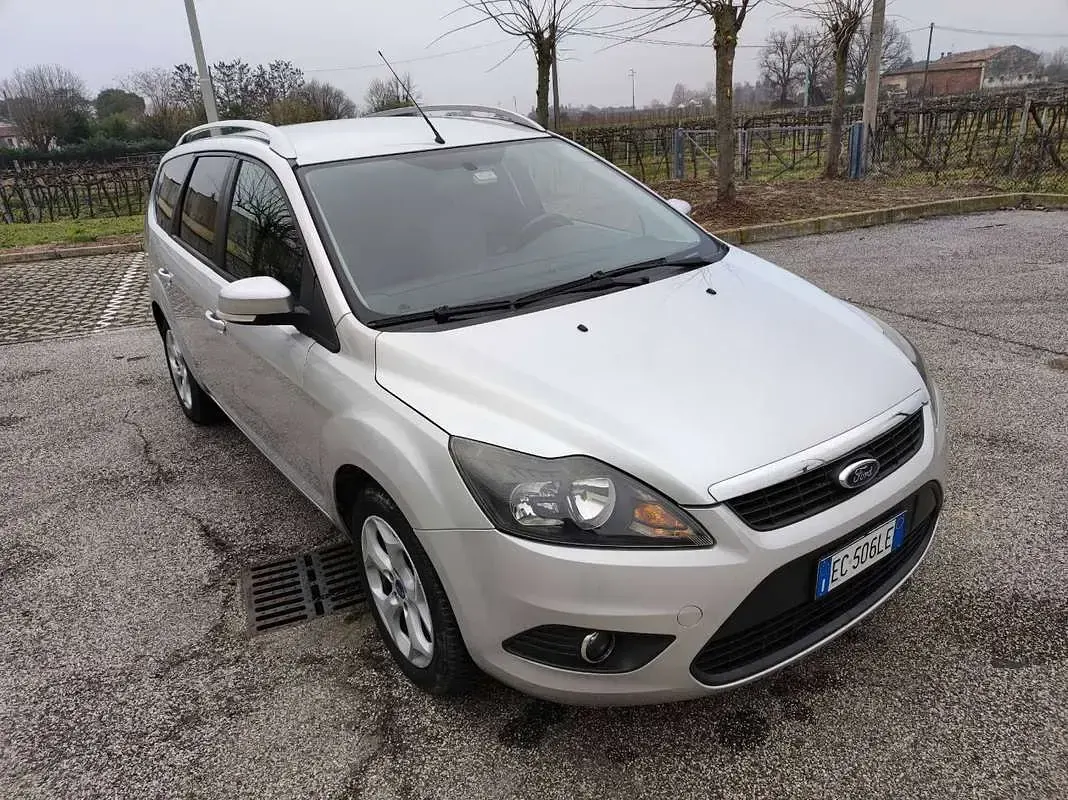 Usata Ford Focus 110 CV (80 kW) 2010 Argento Station wagon