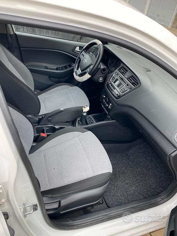 Usata Hyundai i20 84 CV (61 kW) 2017 Bianco Utilitaria