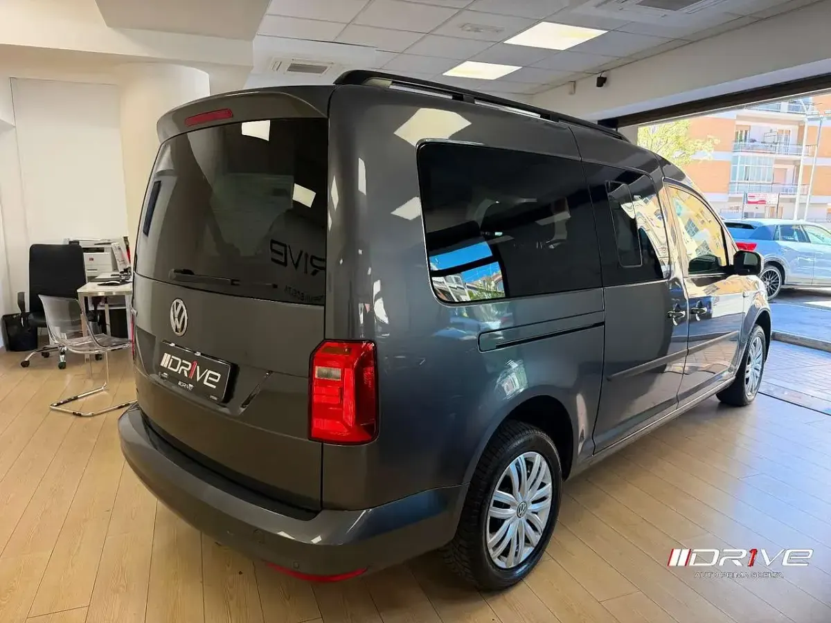 Usata VW Caddy Maxi 102 CV (75 kW) 2019 Grigio Monovolume