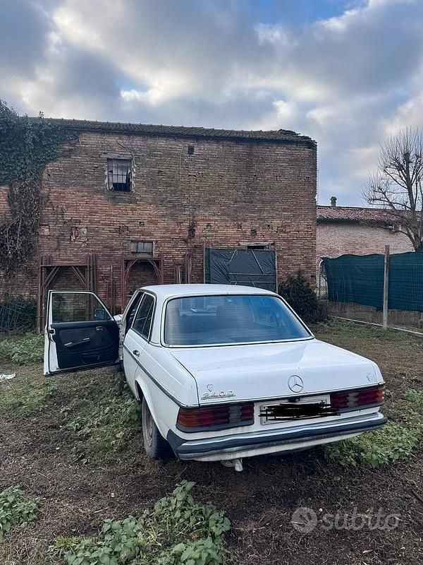 Usata Mercedes 240 72 CV (52 kW) 1983 Bianco Berlina