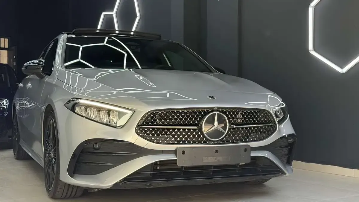 Usata Mercedes A180 AMG Line Premium Plus 116 CV (85 kW) 2023 Grigio Berlina