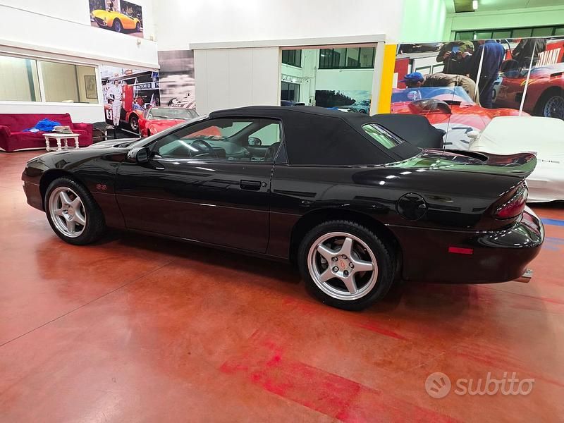 Usata Chevrolet Camaro 306 CV (225 kW) 1998 Nero Cabrio