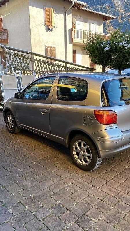 Usata Toyota Yaris 65 CV (47 kW) 2005 Argento Utilitaria