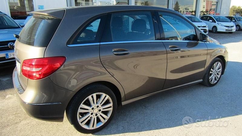 Usata Mercedes B200 Executive 156 CV (114 kW) 2014 Marrone Utilitaria
