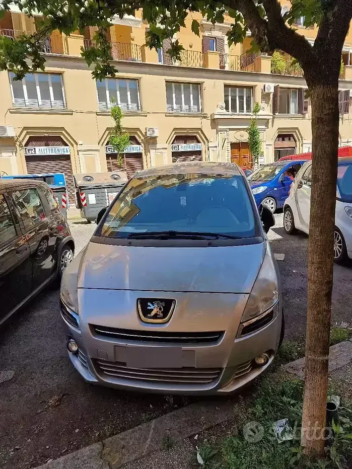 Usado Peugeot 5008 112 CV (82 kW) 2011 Gris Monovolumen
