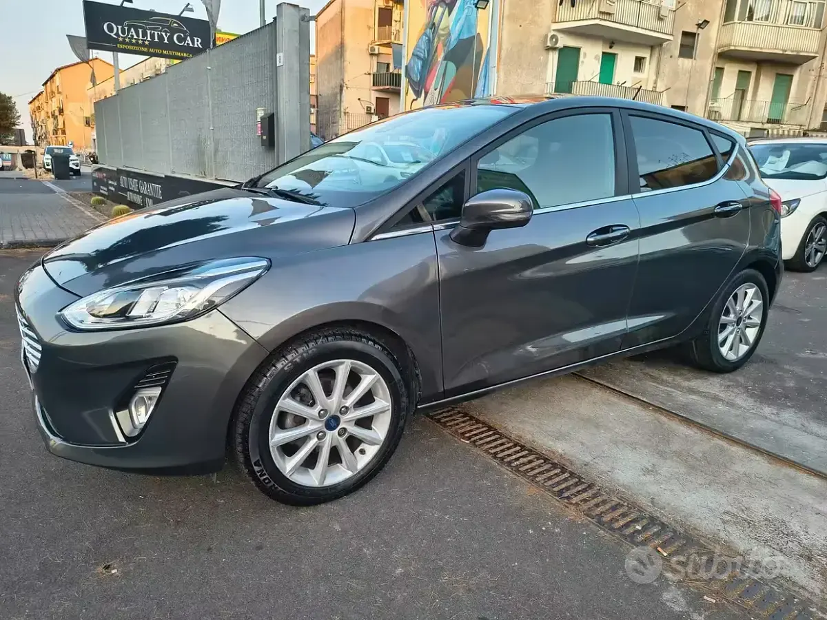 Usata Ford Fiesta 85 CV (62 kW) 2018 Grigio Utilitaria