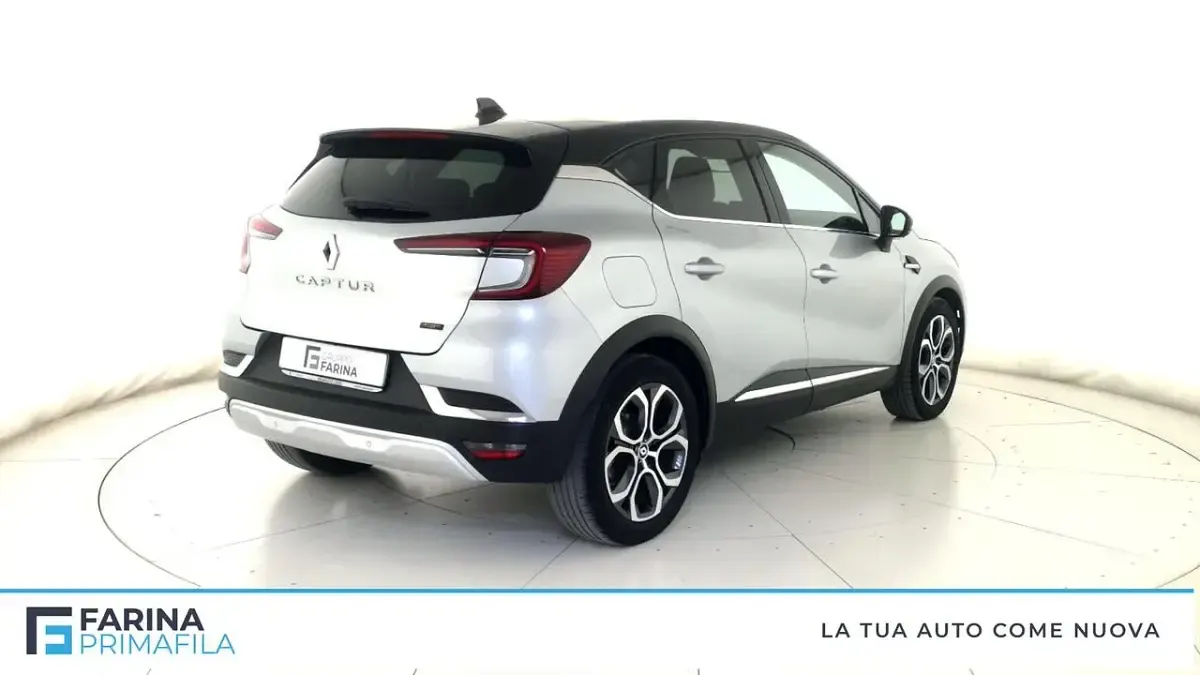 Usado Renault Captur Techno 93 CV (68 kW) 2022 Gris SUV