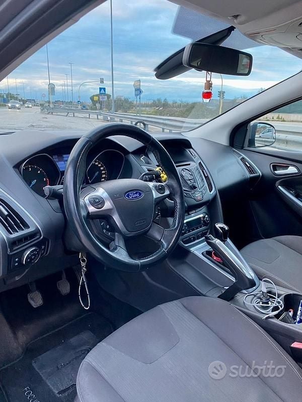 Begagnad Ford Focus 125 HK (91 kW) 2012 Grå Sedan