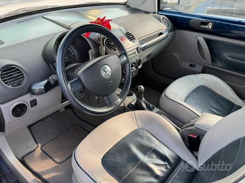 Usata VW New Beetle 75 CV (55 kW) 2007 Blu Utilitaria