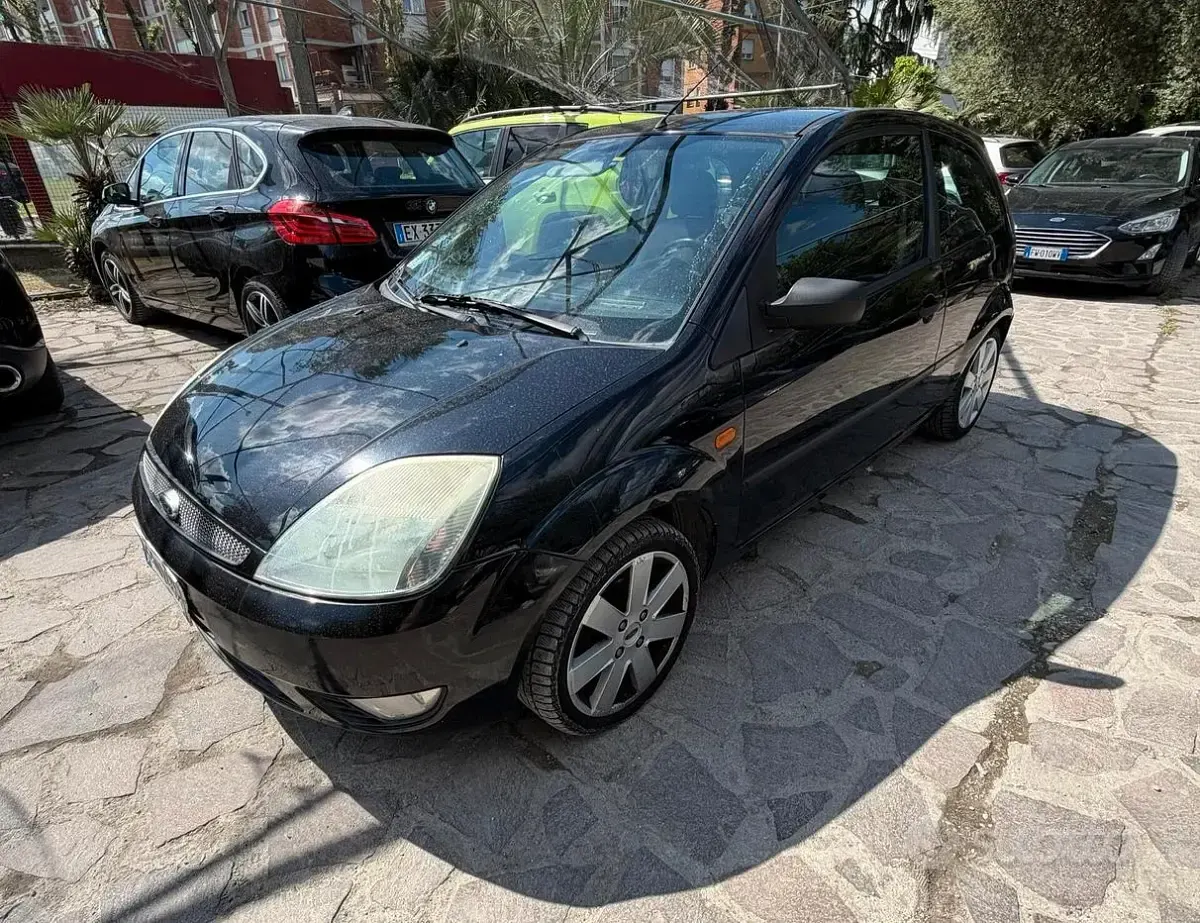 Second-hand Ford Fiesta Ambiente 75 CP (55 kW) 2004 Negru Hatchback