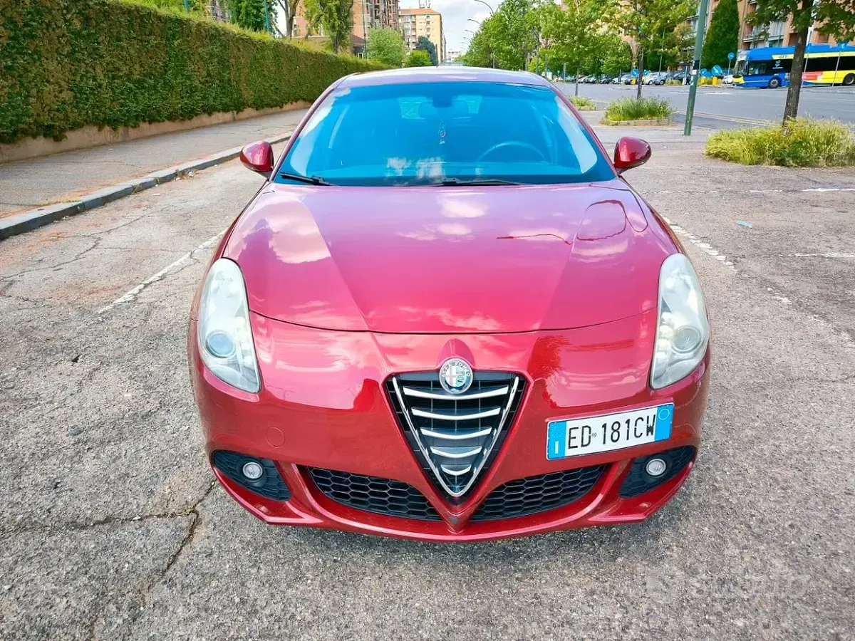 Begagnad Alfa Romeo Giulietta Distinctive 120 HK (88 kW) 2010 Röd Halvkombi