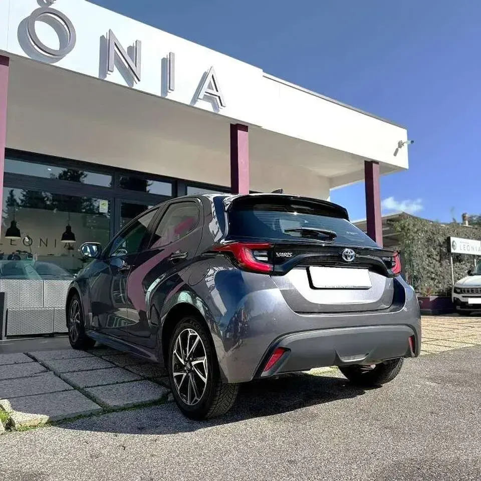 Usata Toyota Yaris Hybrid Trend 92 CV (67 kW) 2022 Grigio Berlina