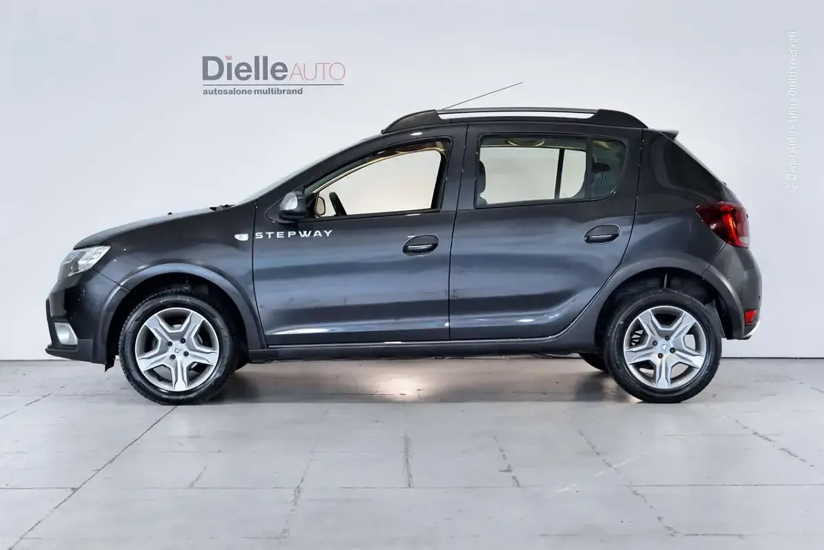 Usata Dacia Sandero Lauréate 90 CV (66 kW) 2017 Gris comete SUV