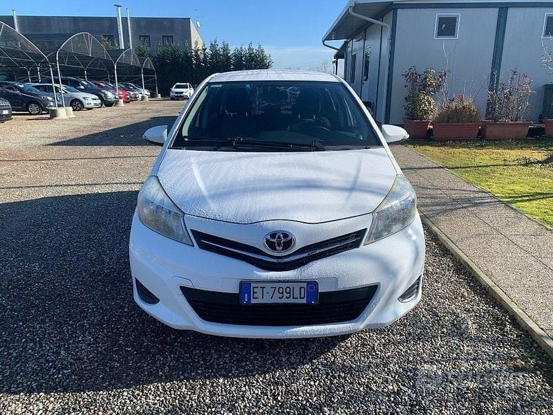 Usata Toyota Yaris Active 69 CV (50 kW) 2013 Bianco Utilitaria