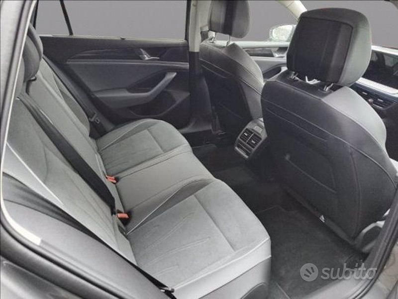 Usata VW Passat Business 150 CV (110 kW) 2024 Grigio Station wagon