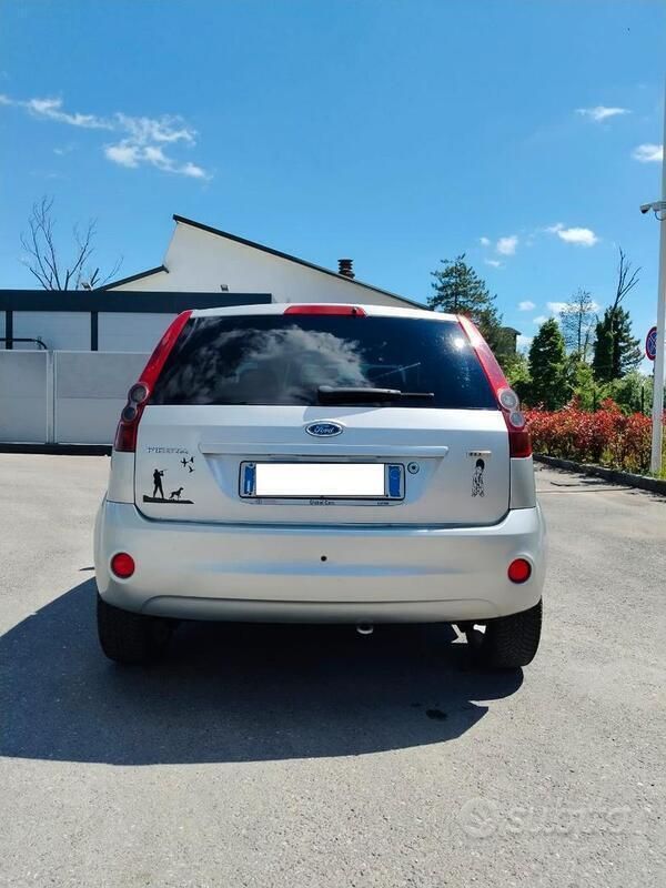 Usata Ford Fiesta 68 CV (50 kW) 2007 Grigio Utilitaria