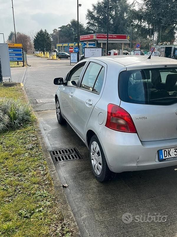 Grigio Usata 2007 Toyota Yaris Berlina | 3000 € (Ottimo prezzo) - Immagine 1/4