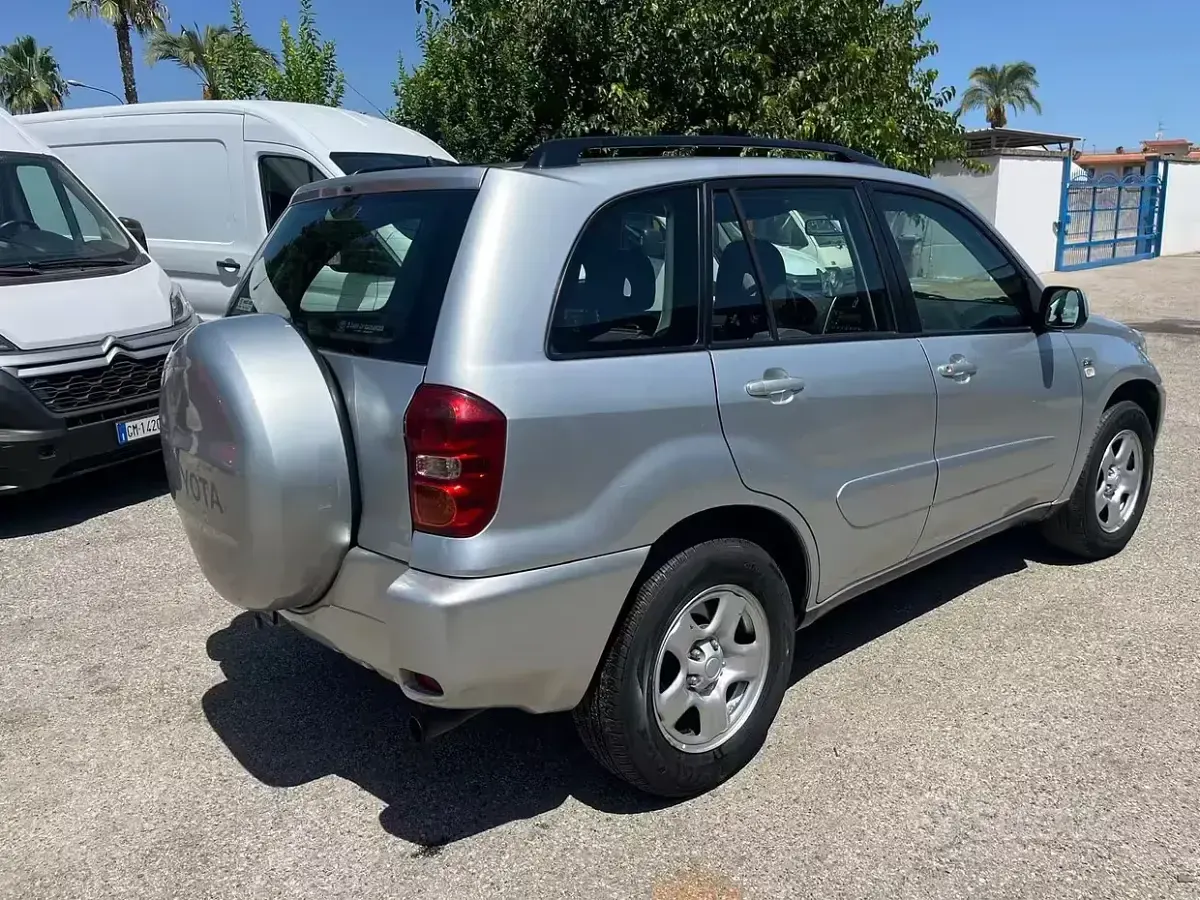 Usata Toyota RAV4 116 CV (85 kW) 2004 Grigio SUV