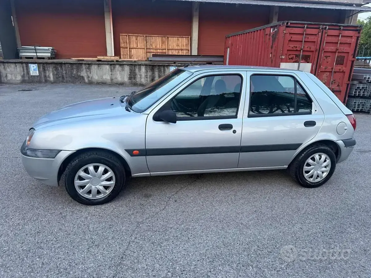 Usata Ford Fiesta 75 CV (55 kW) 2001 Grigio Utilitaria