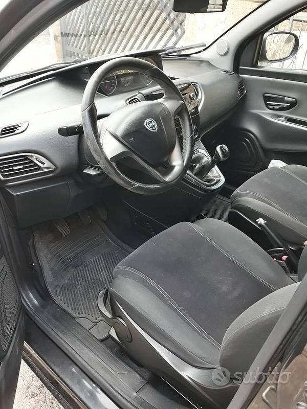 Usata Lancia Ypsilon 95 CV (69 kW) 2012 Nero Utilitaria