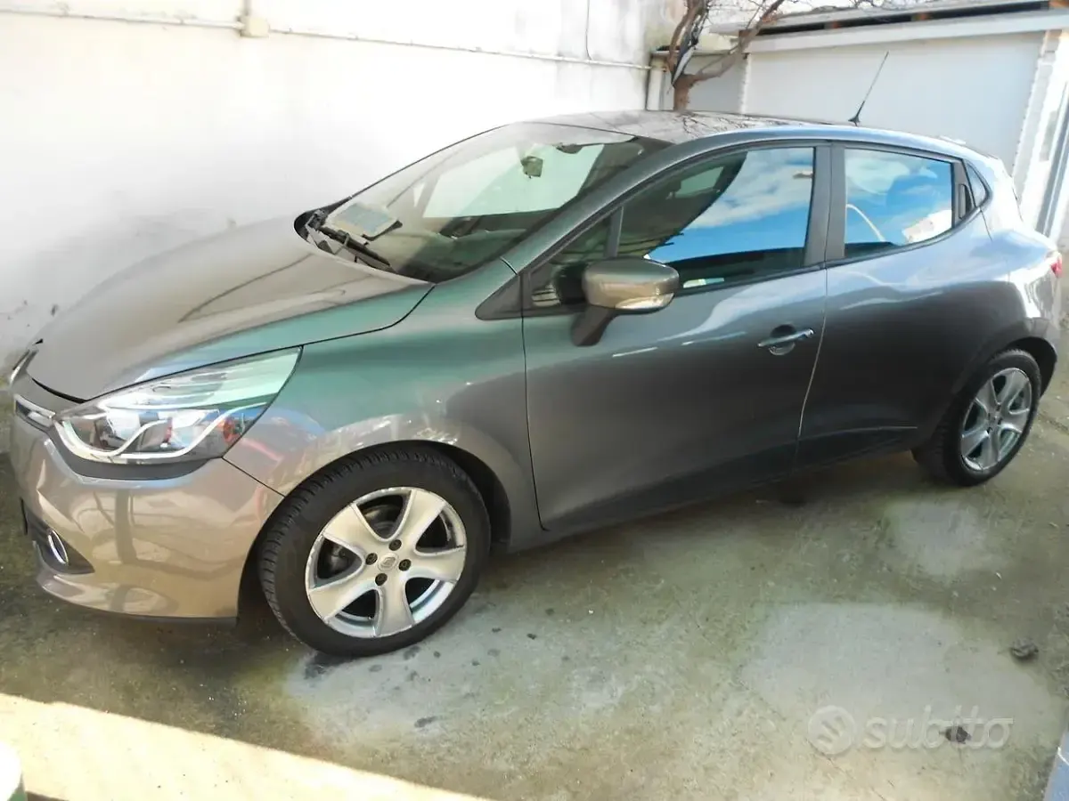 Käytetty Renault Clio IV 75 HP (55 kW) 2014 Harmaa Sedan